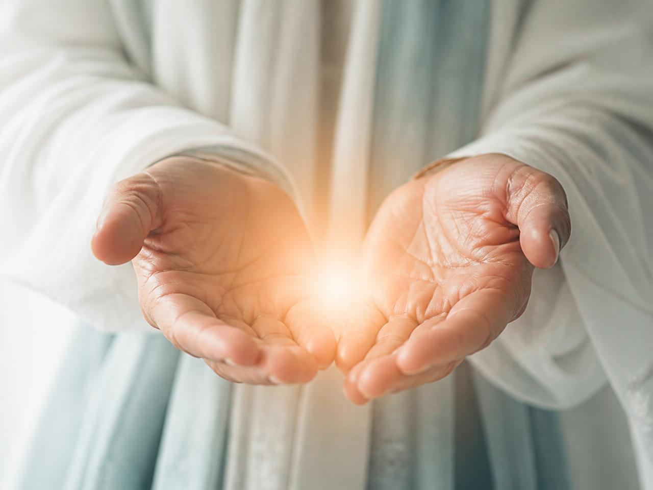Offene Hände mit warmem Licht — Symbol für energetische Heilarbeit